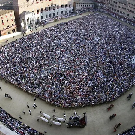 Con Panorama. Nyaraló Siena